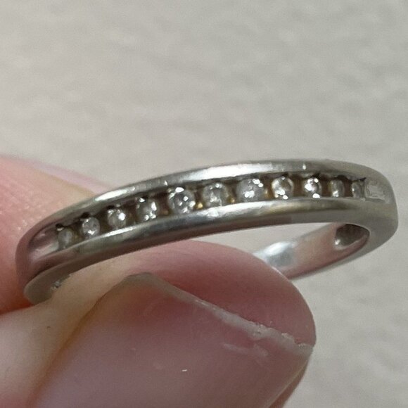 1/10 CT. T.W. Diamond Wedding Band in 10K White Gold US 7 Anniversary Engagement - Picture 1 of 8
